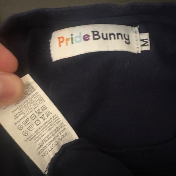 Pride Bunny Pocket T Shirt Medium Gently worn 100% cotton 20.5" armpit to armpit - Picture 4 of 4